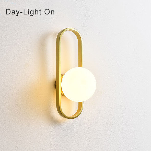 Oriona | Moderne vegglampe med glassklode og sirkulært rammeverk