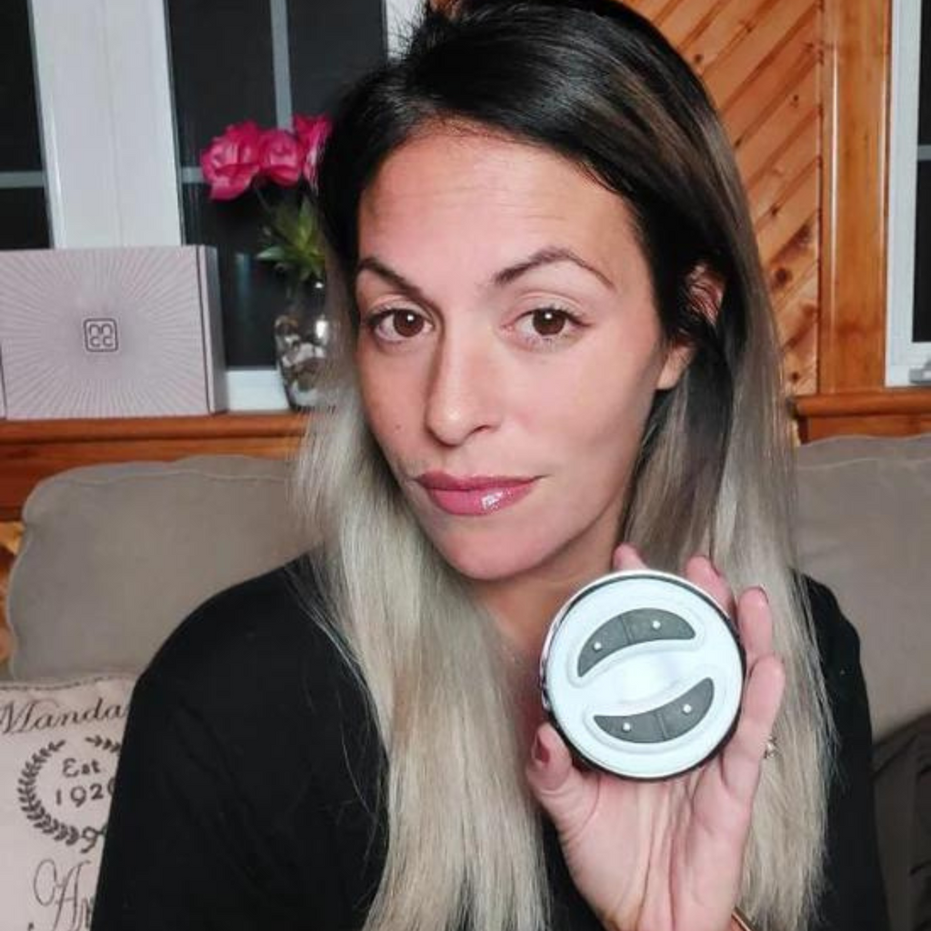 EyeGlow - Instantly reduces dark circles under the eyes