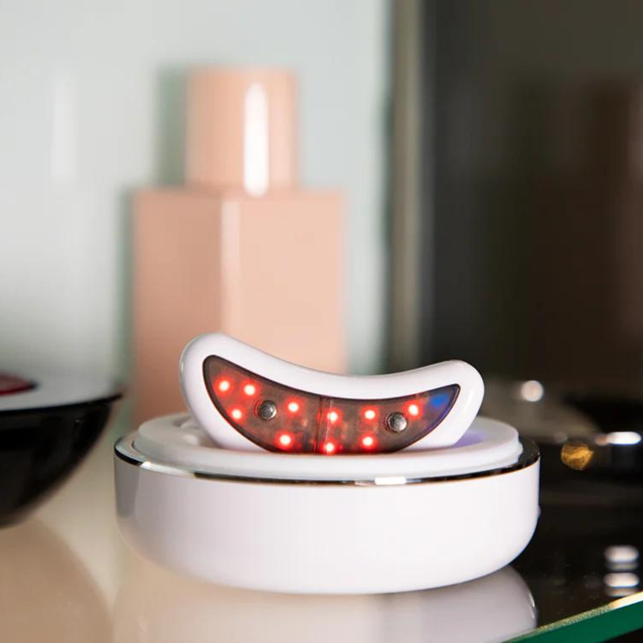 EyeGlow - Instantly reduces dark circles under the eyes