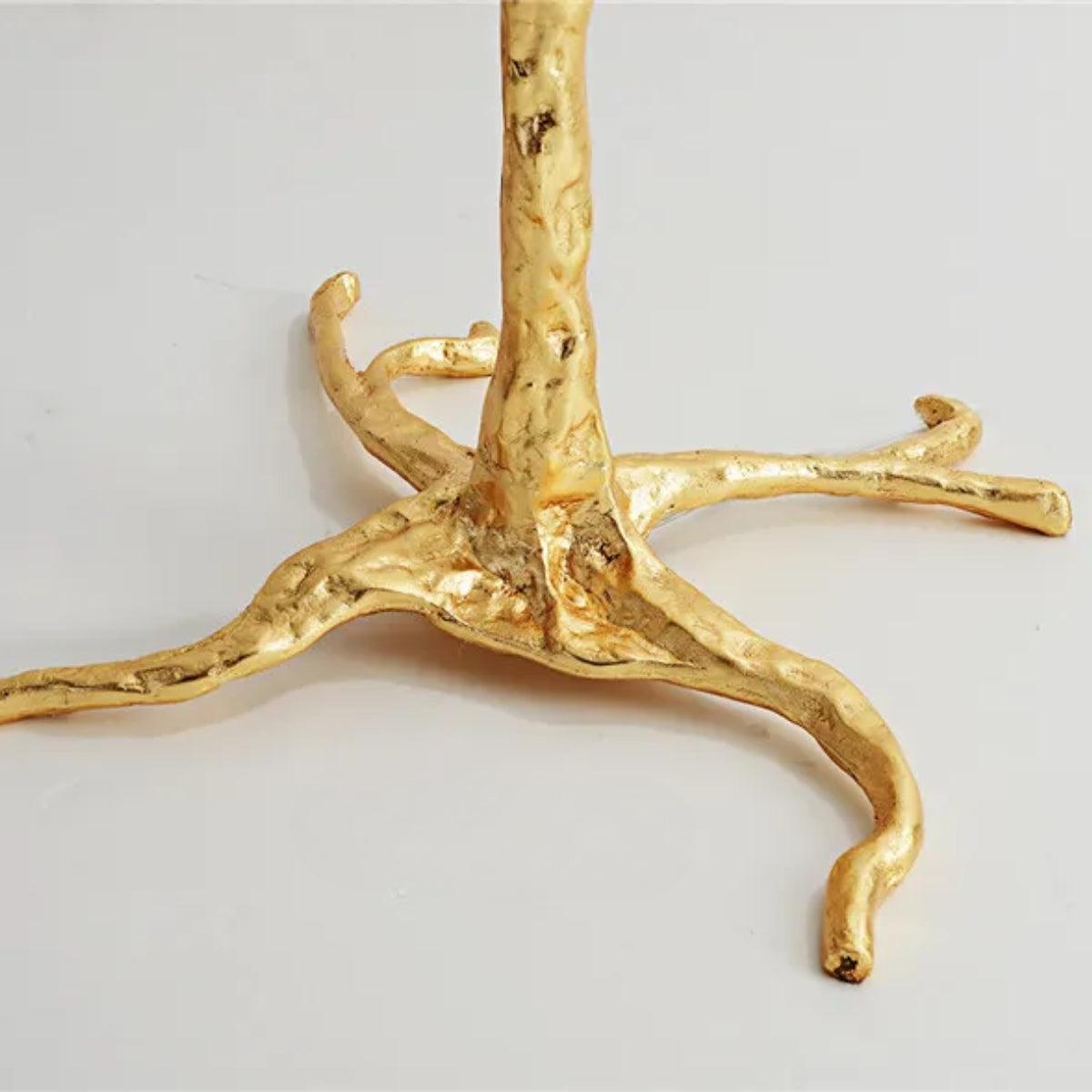 Elegantní stojací lampa Glammzee s designem nohy pštrosa a peřím – exkluzivní poutač pozornosti pro váš domov