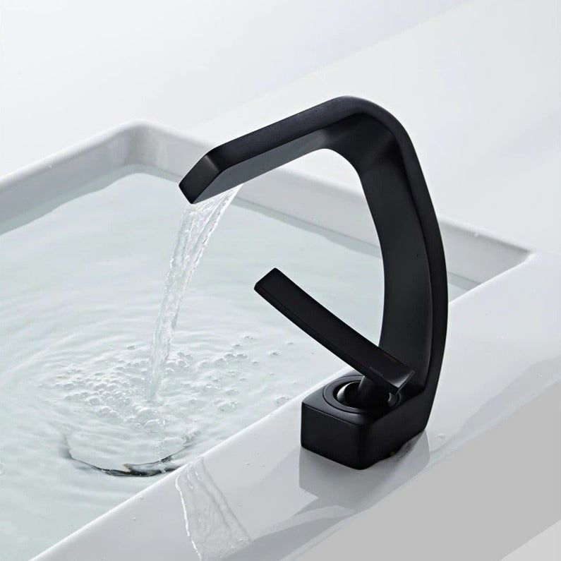 Sleecflow - Modern curved faucet for ultimate convenience