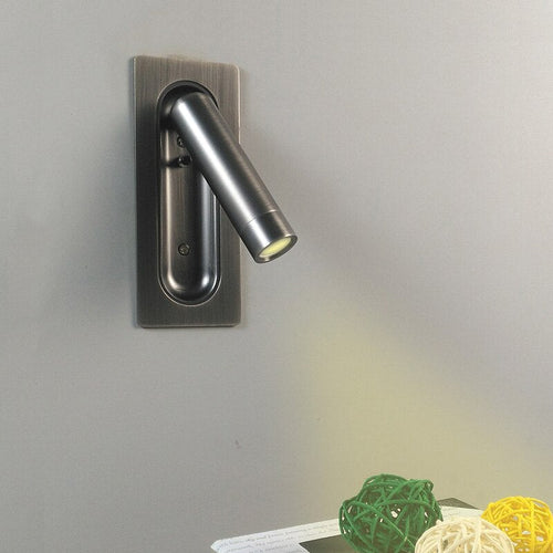 Minimalistická nástěnná lampa na noční stolek