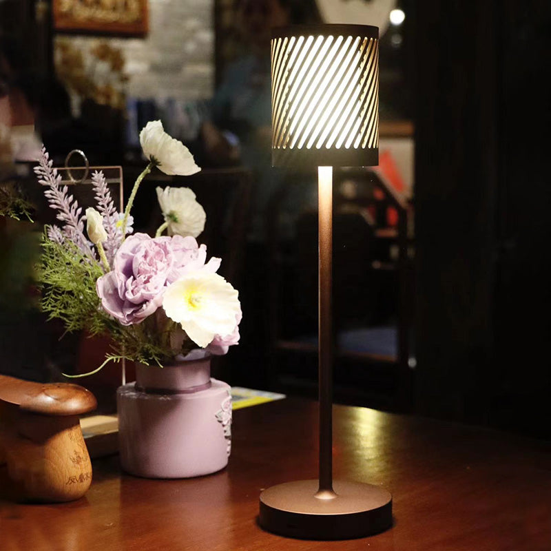 现代LED台灯 – 独特切割灯罩与温暖光芒