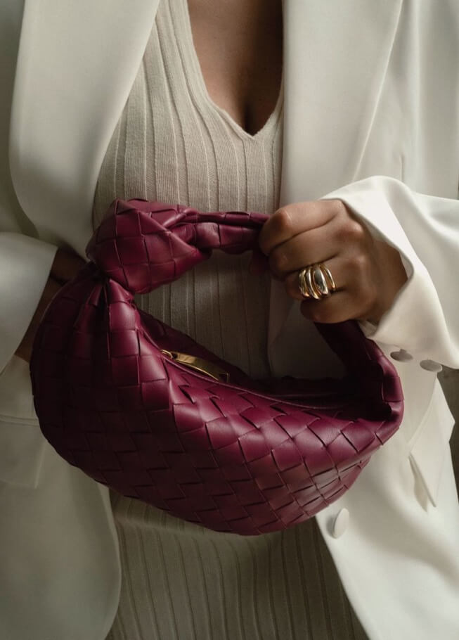 Kabelka z veganské kůže s tkaným ramenním popruhem