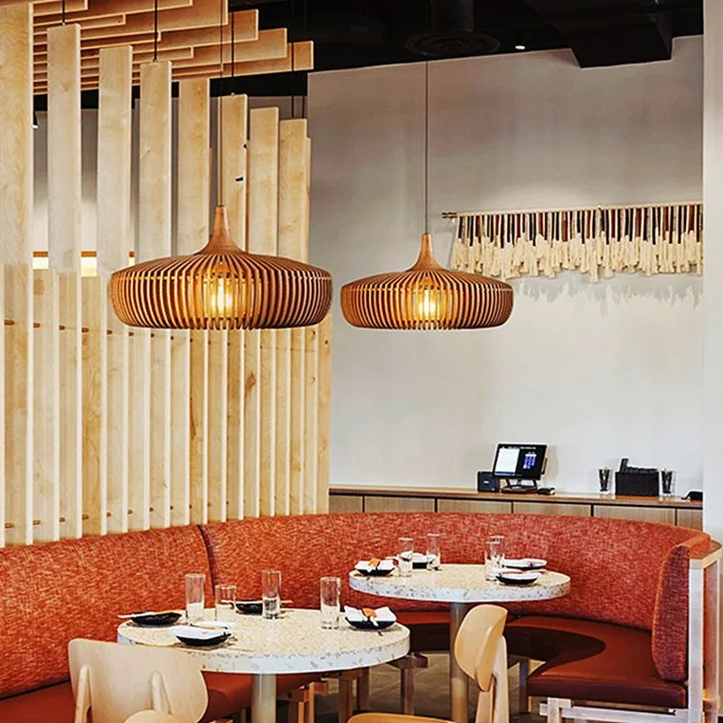 Závěsná lampa jídelní stůl dřevo