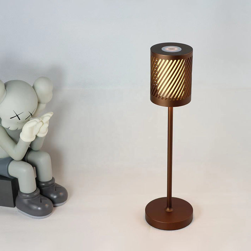 现代LED台灯 – 独特切割灯罩与温暖光芒