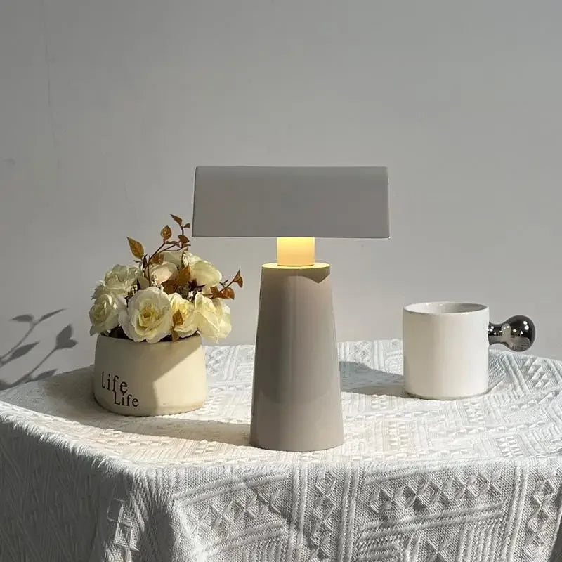 Candeeiro de mesa recarregável de design italiano