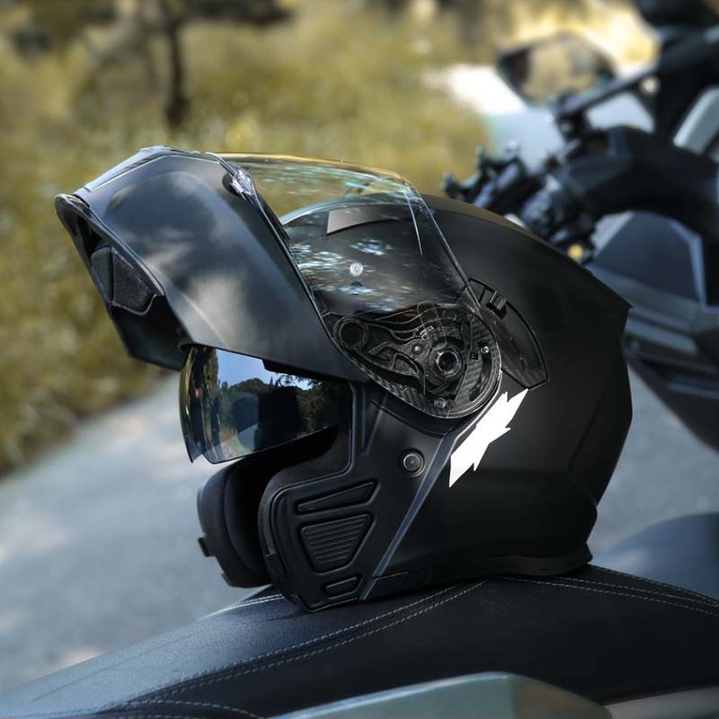 Modulární přilba s dvojitou clonou a výklopným štítem - schváleno DOT a ECE