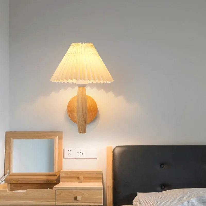 Kirelle Moderne Tre Vegglampe Med Naturlig Tre Finish