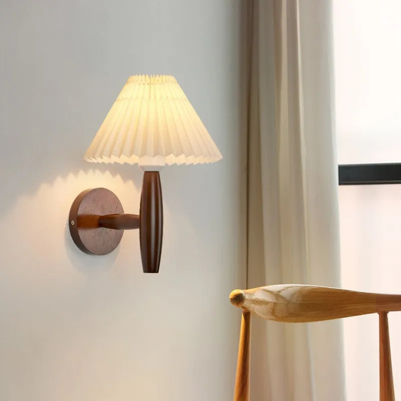 Kirelle Moderne Tre Vegglampe Med Naturlig Tre Finish