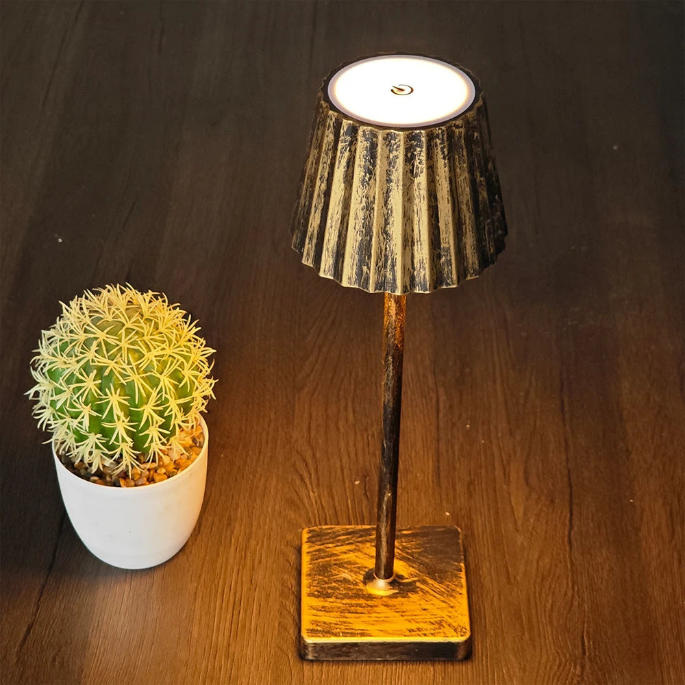 Lámpara de mesa clásica recargable con pantalla plisada