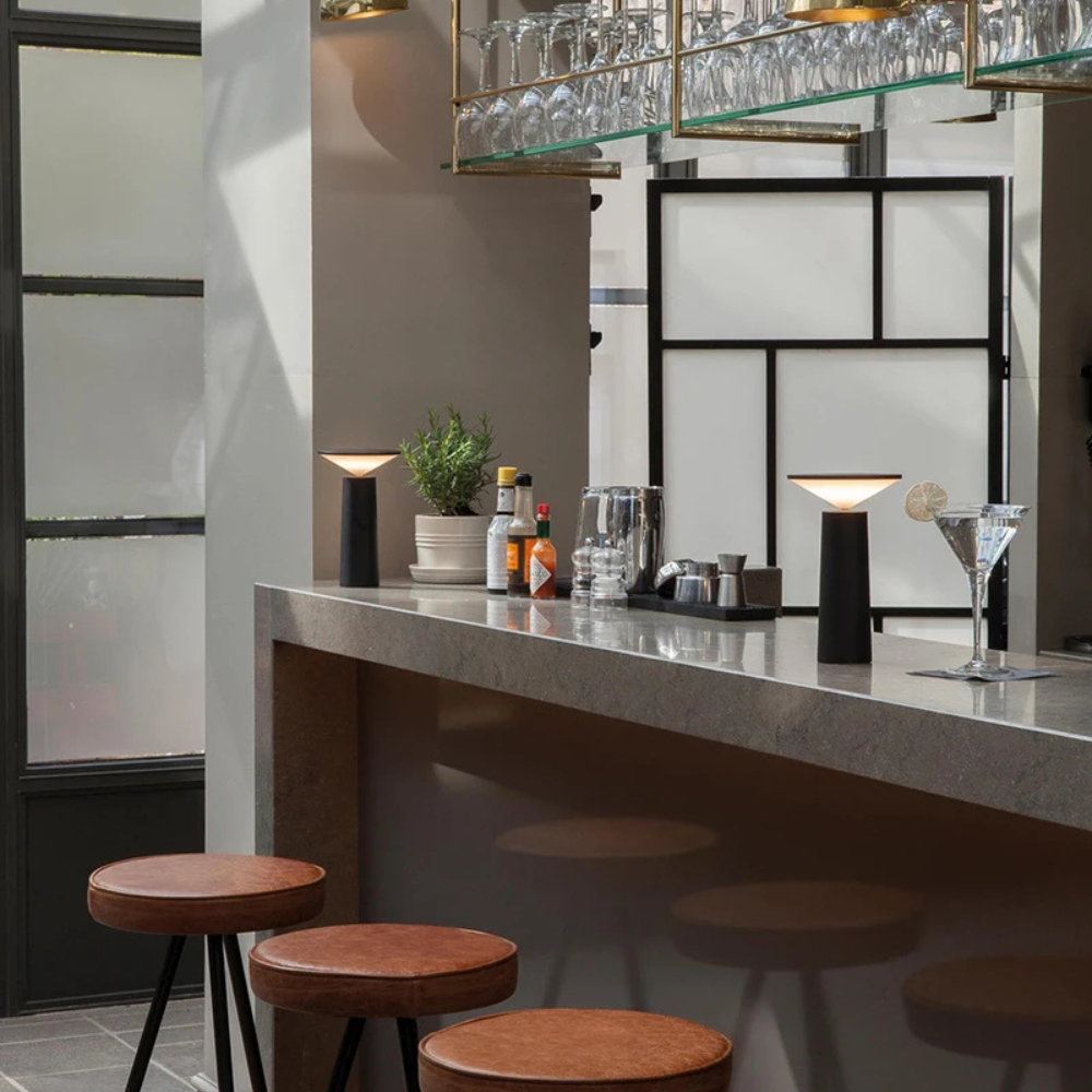 Candeeiro de mesa com design recarregável e controlo tátil