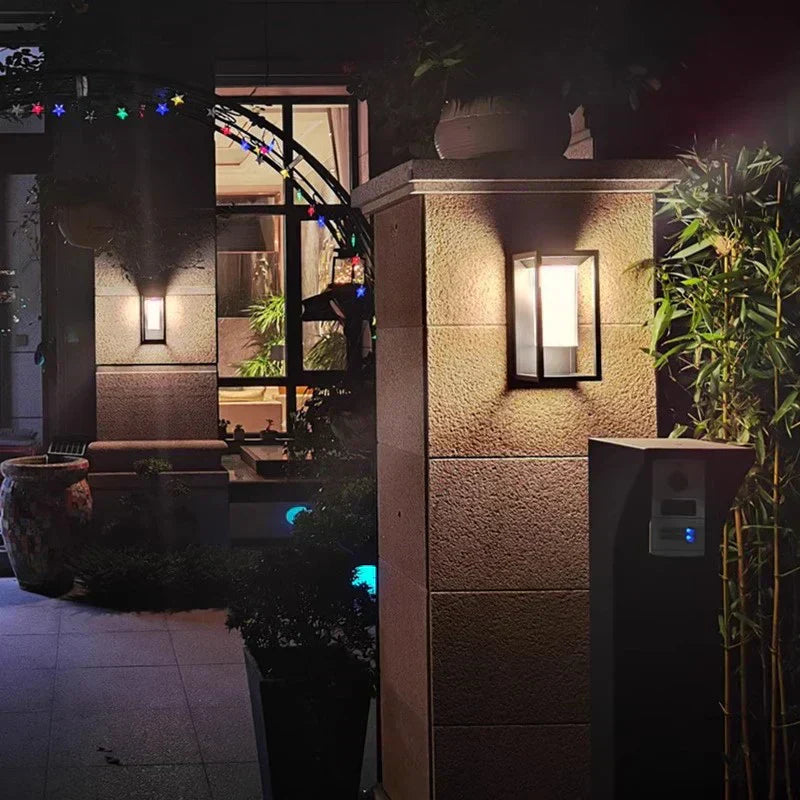 Solara Aluminium Außenwandleuchte mit schwarzer Oberfläche und Acrylschirm