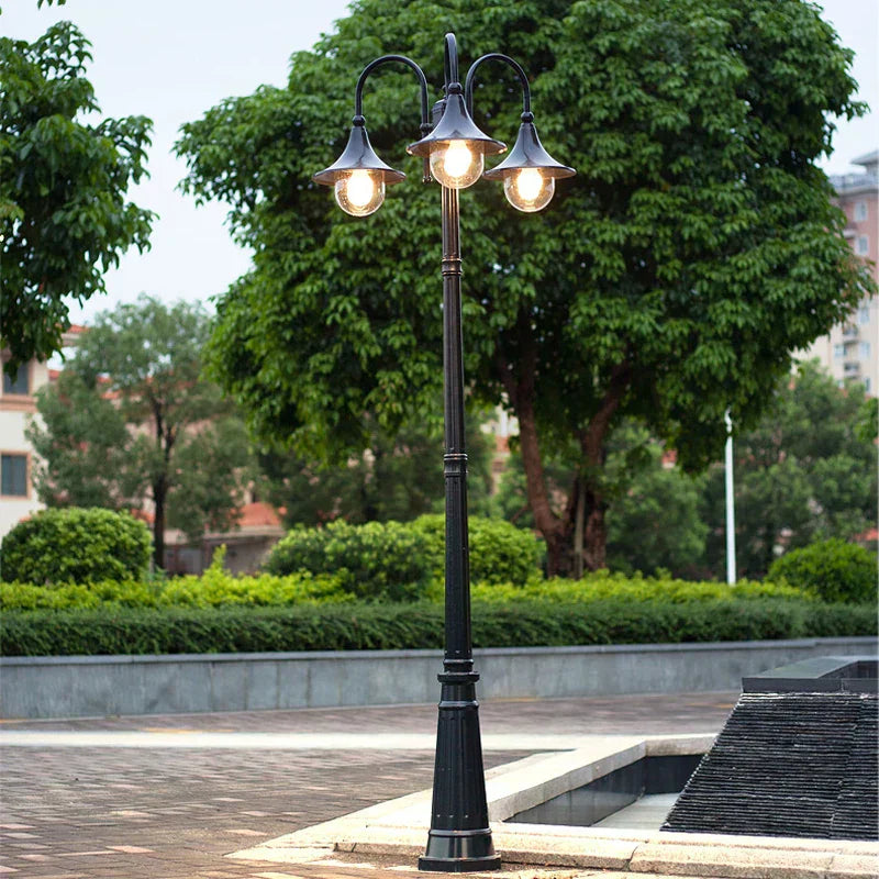 Weatherproof Dual-Head Garden Lantern in Aluminum for Outdoor Paths