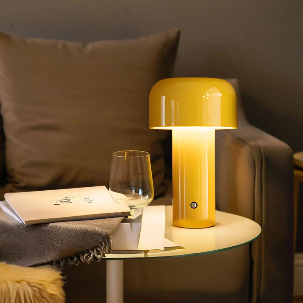 Pequena lâmpada de mesa recarregável