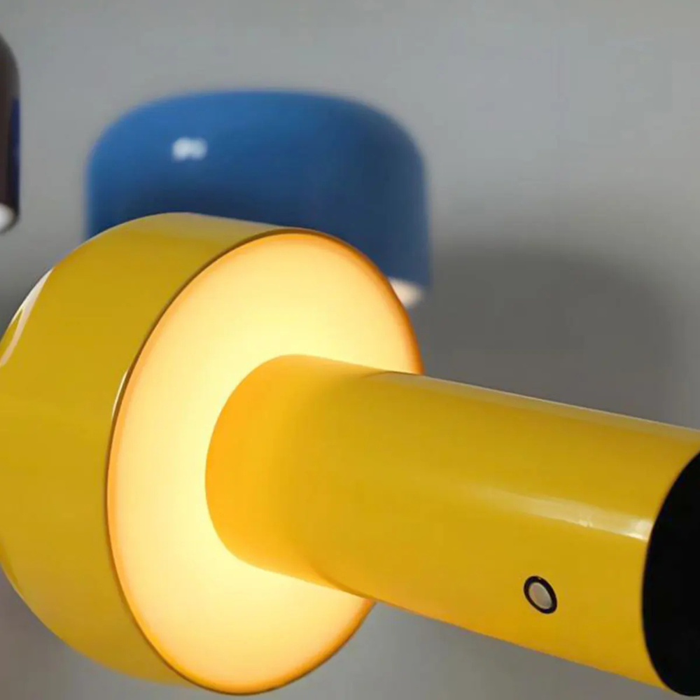 Pequena lâmpada de mesa recarregável