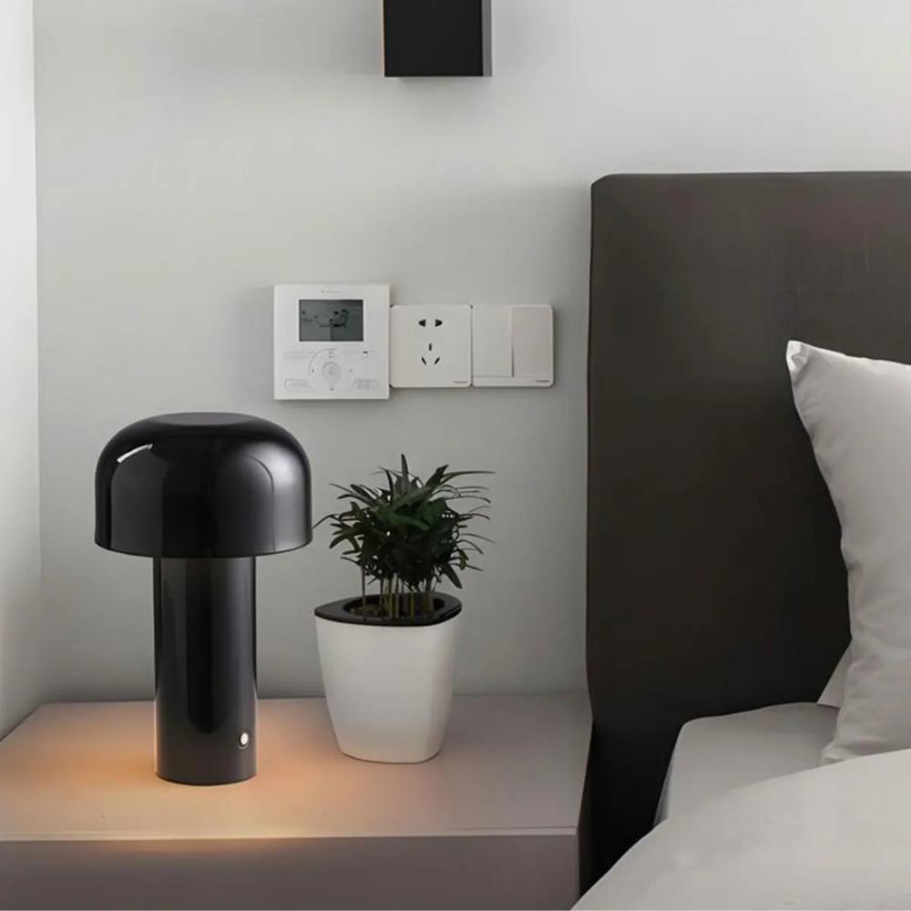 Pequena lâmpada de mesa recarregável