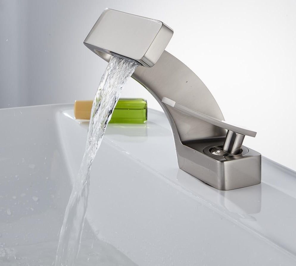 Sleecflow - Modern curved faucet for ultimate convenience