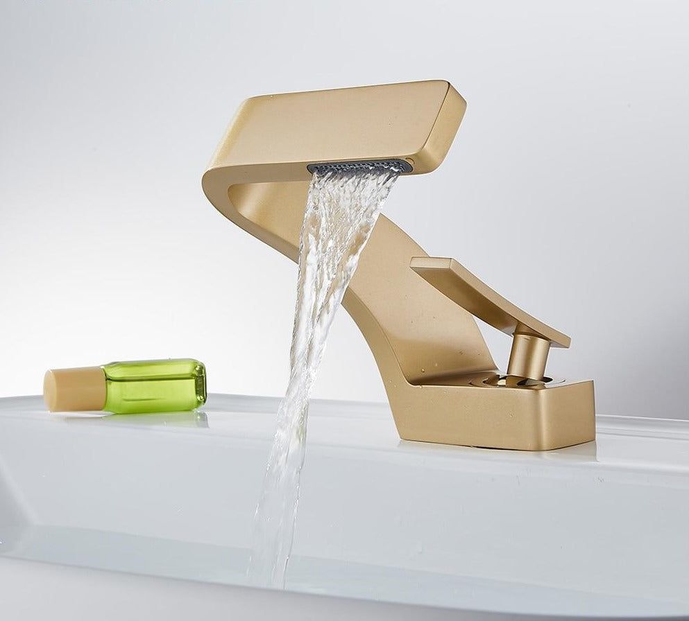 Sleecflow - Modern curved faucet for ultimate convenience