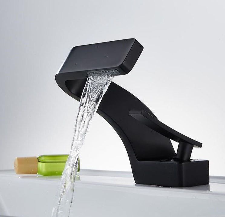 Sleecflow - Modern curved faucet for ultimate convenience