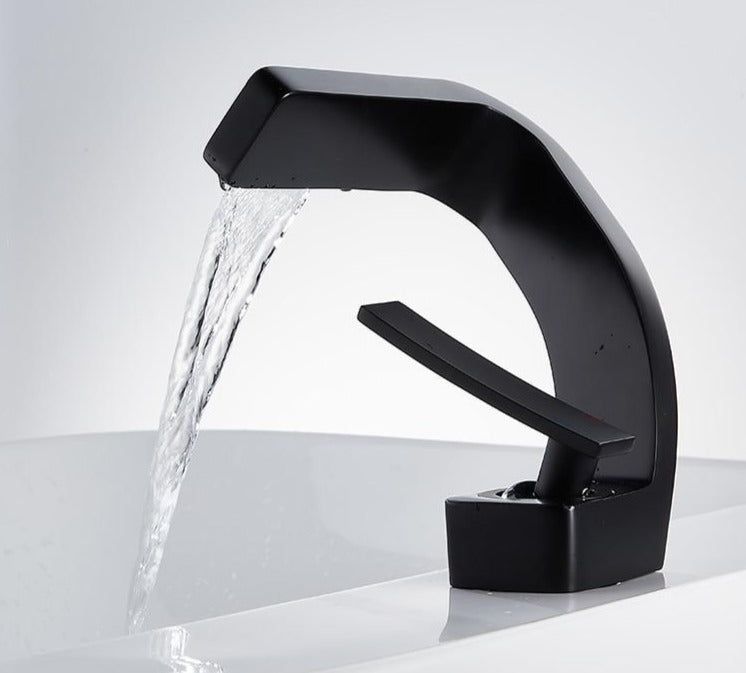 Sleecflow - Modern curved faucet for ultimate convenience